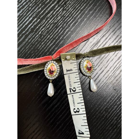 Handmade Victorian Style Rose and Pearl Drop Pendant Velvet Choker Necklace - Picture 7 of 7